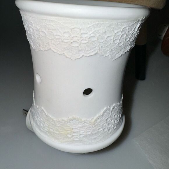 SCENTSY WAX WARMER PLUG IN - Picture 2 of 3